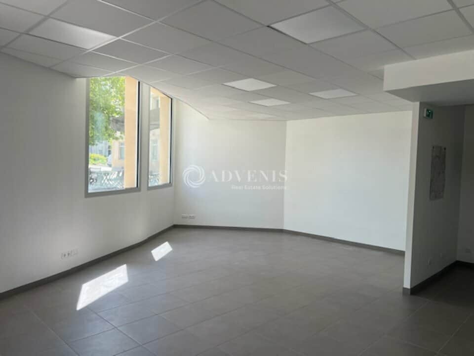 Local commercial · 97 m² · Location — photo 1