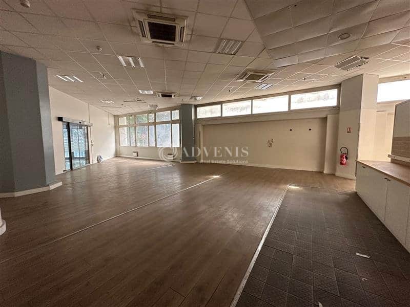 Local commercial · 876 m² · Location — photo 1