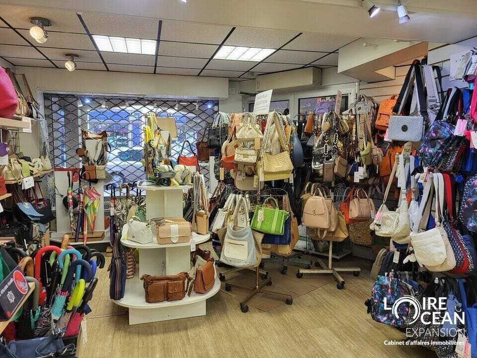 Maroquinerie bagagerie · 75 m² · Achat des murs — photo 2