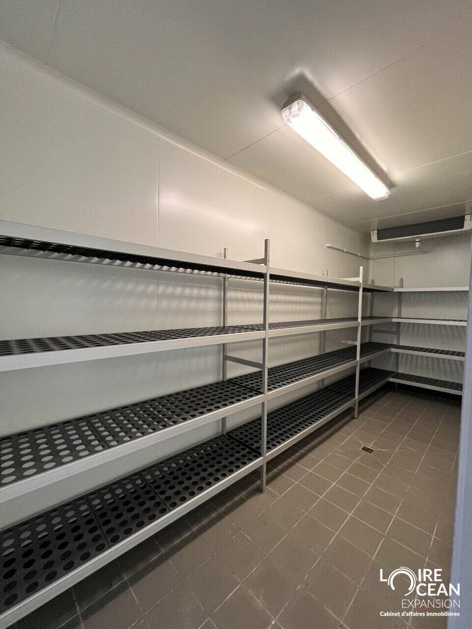 Local commercial · 195 m² · Location — photo 3
