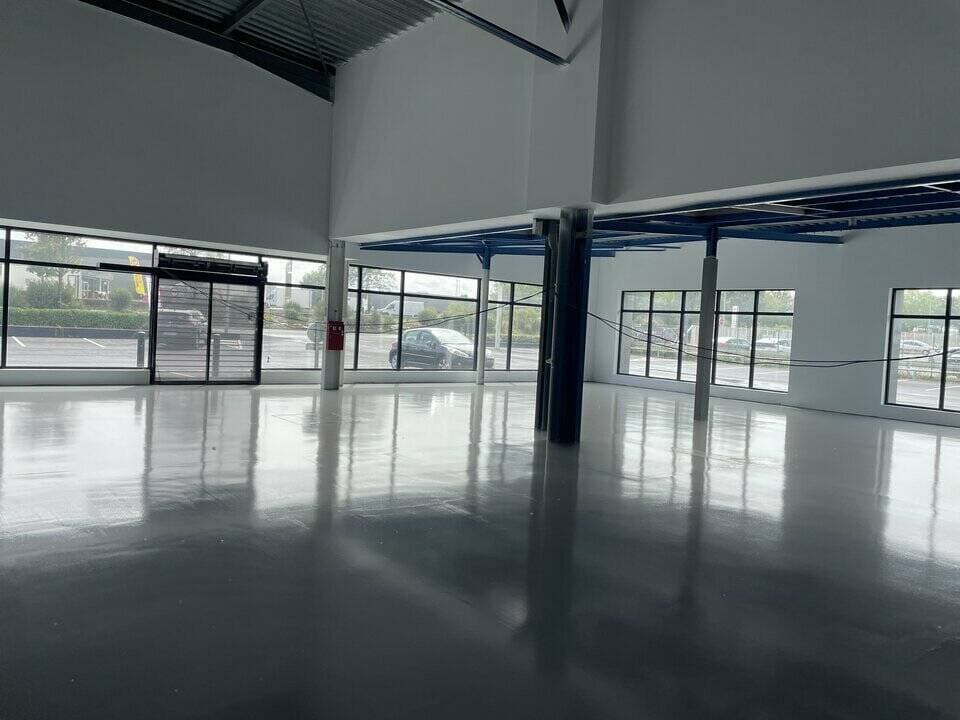 Local commercial · 658 m² · Location — photo 3