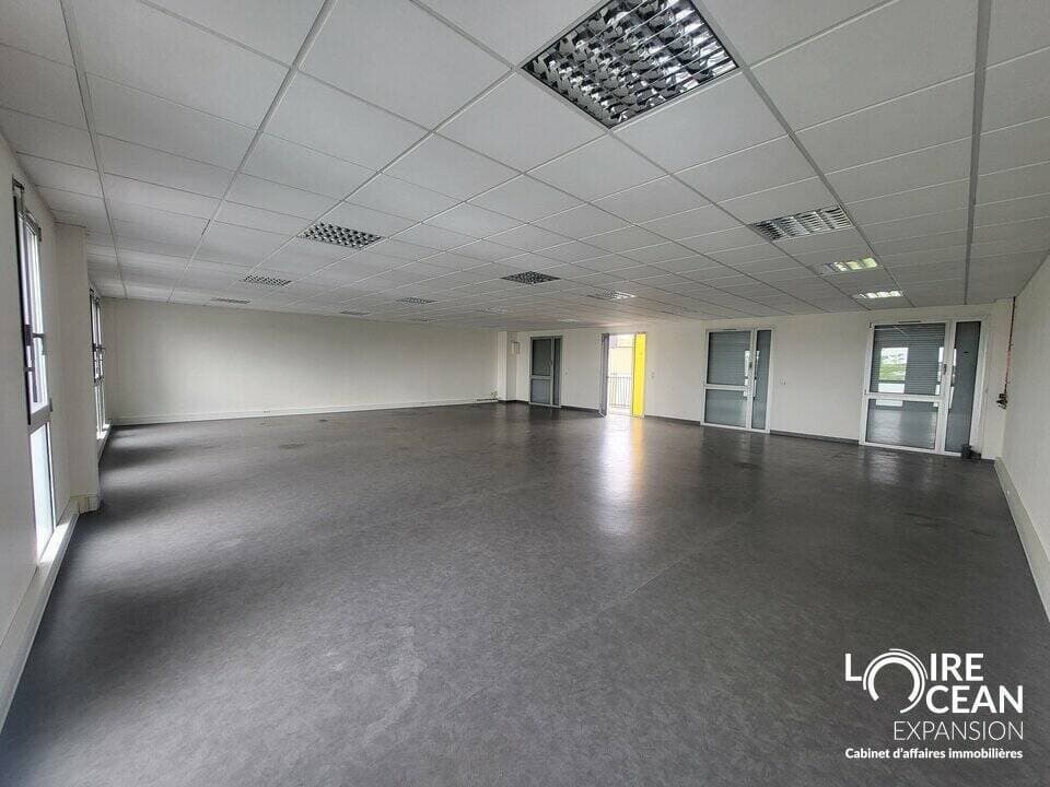 Bureaux activites tertiaires et services · 2000 m² · Location — photo 2