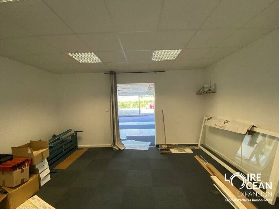 Local commercial · 318 m² · Location — photo 3