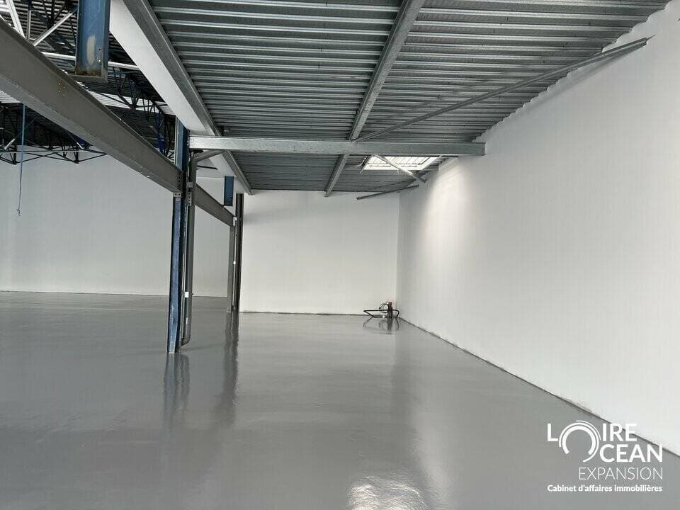 Local commercial · 601 m² · Location — photo 3