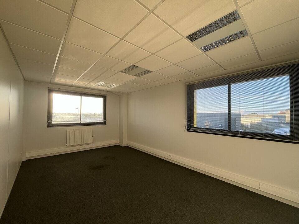 Local commercial · 122 m² · Location — photo 3
