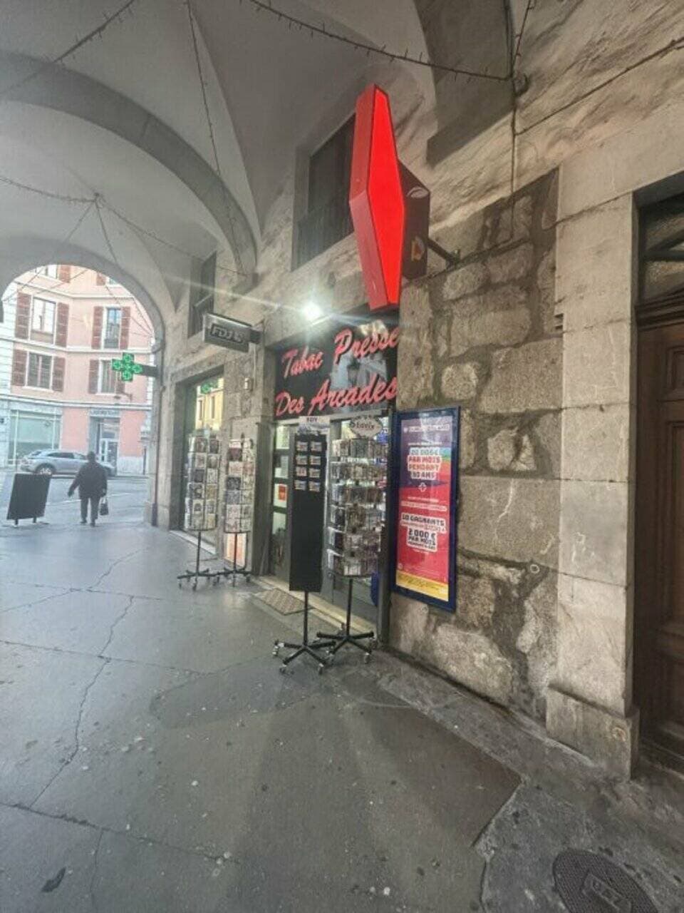 Tabac presse loto · 300 m² · Achat des murs — photo 2