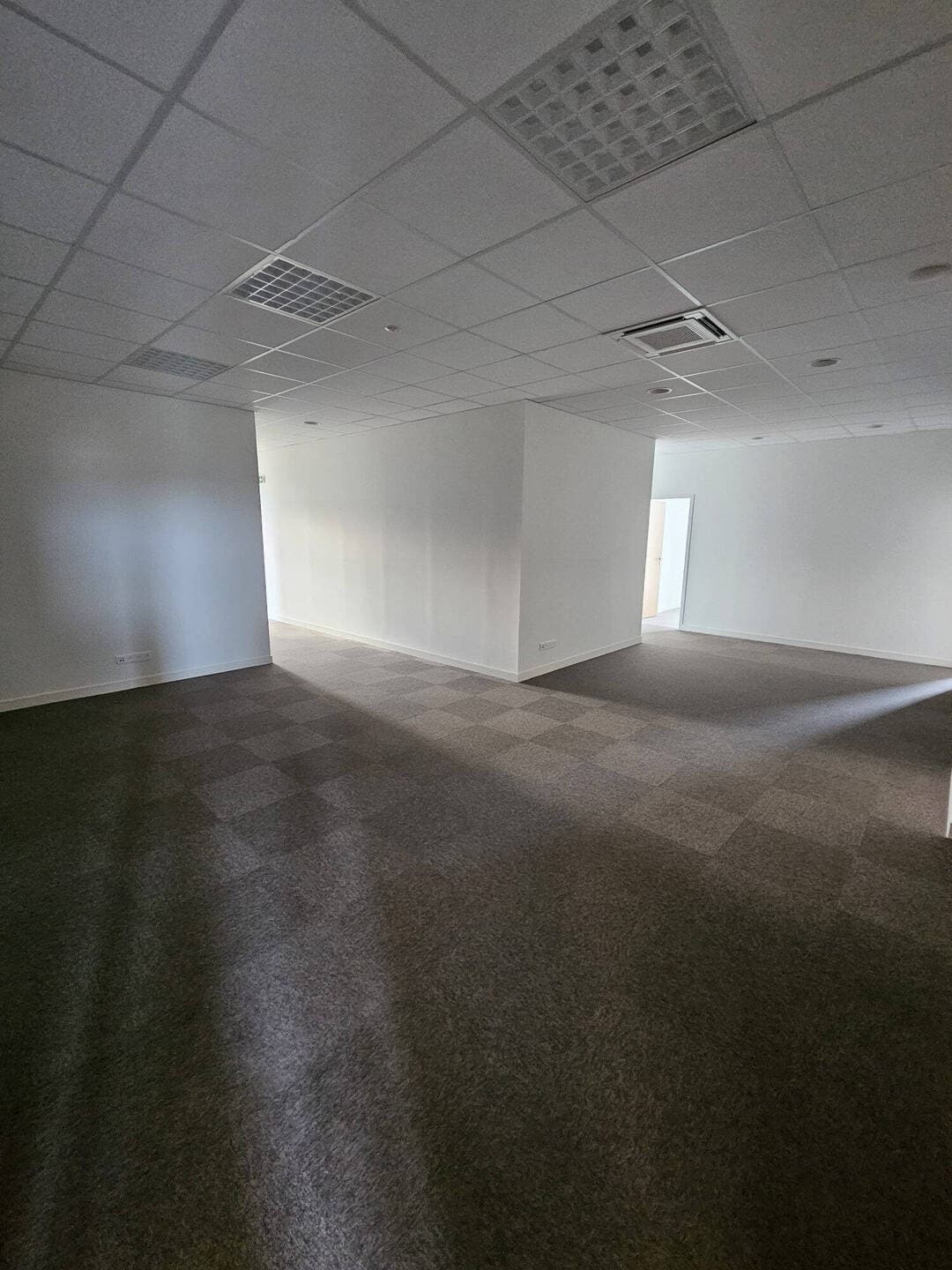 Local commercial · 530 m² · Location — photo 2