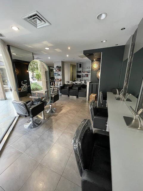 Salon de coiffure · 65 m² · Fonds de commerce — photo 3