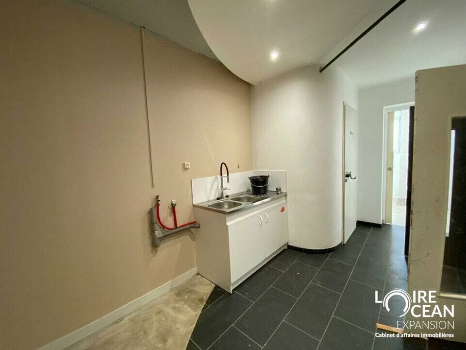 Local commercial · 205 m² · Location — photo 3