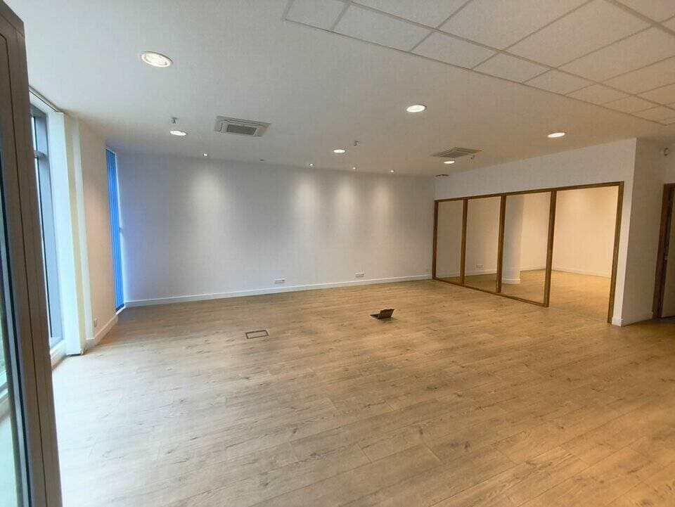 Local commercial · 102 m² · Location — photo 2