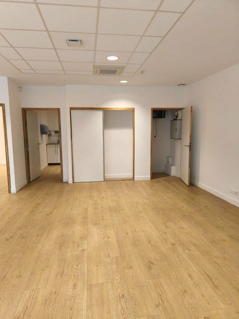 Local commercial · 102 m² · Location — photo 3