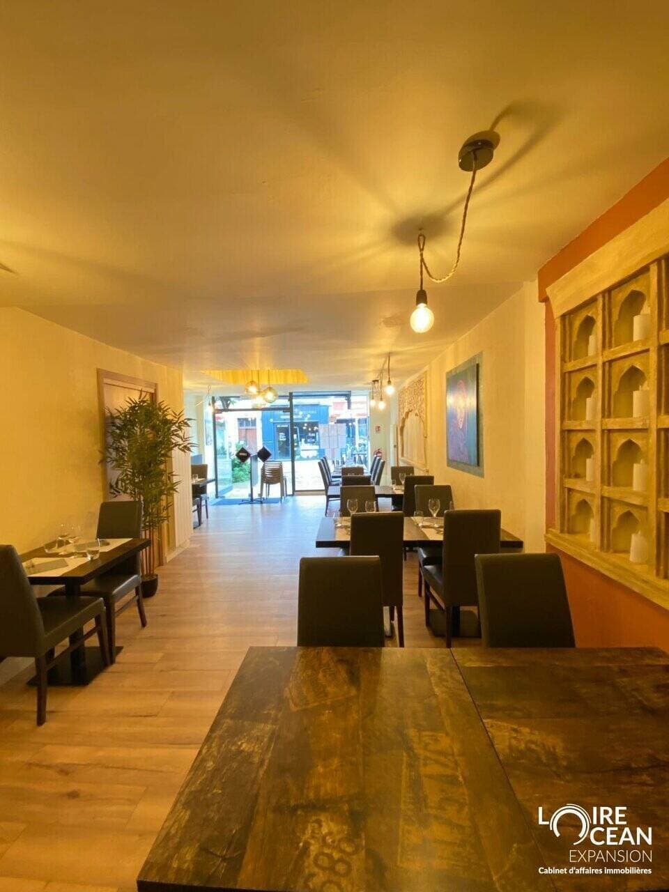 Local commercial · 143 m² · Achat des murs — photo 3
