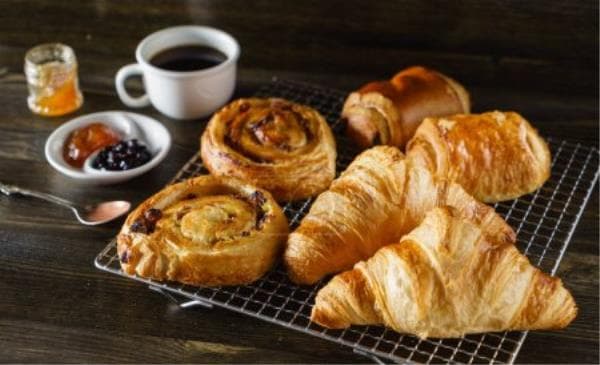 Boulangerie patisserie gros bourg de bord de mer ca 315 000 eur · Fonds de commerce — photo 1