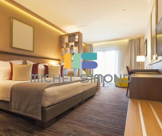 Local commercial 2300 m² — ARLES — photo 1