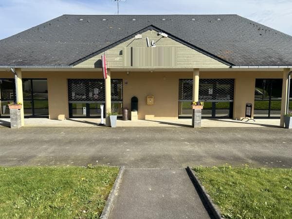 Beau commerce de village bar tabac restaurant du midi belle rentabilite et petit prix de vente ebe 98keur prix 132 000 eur · Fonds de commerce — photo 1