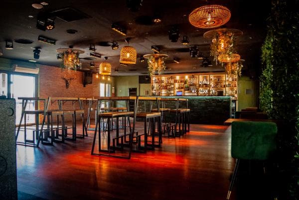 Local commercial 300 m² — AVIGNON — photo 1