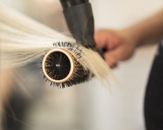 A vendre salon de coiffure mixte zone caen nord libre de salarie 52m2 deco avec charme eber 77keur loyer inferieur 700eur · 52 m² · Fonds de commerce — photo 1