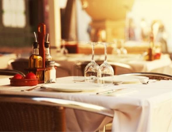 Restaurant murs fonds cote fleurie emplacement n 1 bord de l eau terrasse 100 places logement 200 m2 fermetures 2 jours 6 · 200 m² · Fonds de commerce — photo 1