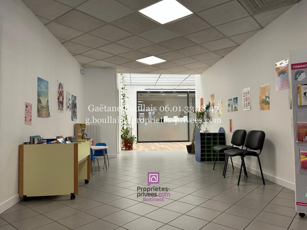 Local commercial 560 m² — LISIEUX — photo 1