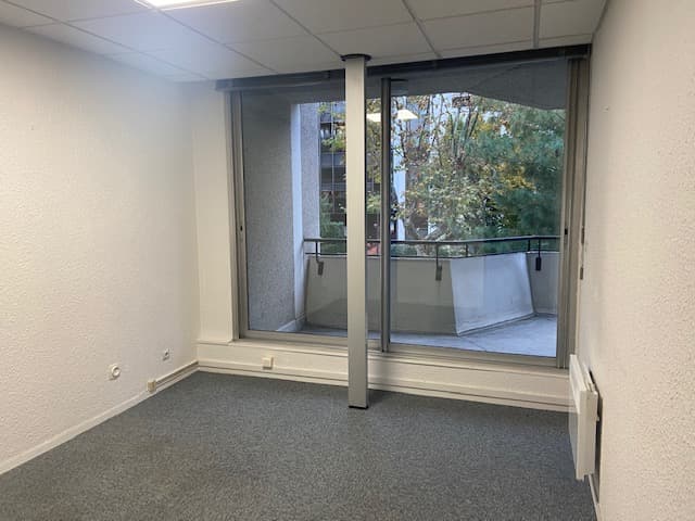 Local commercial · 121 m² · Location — photo 3
