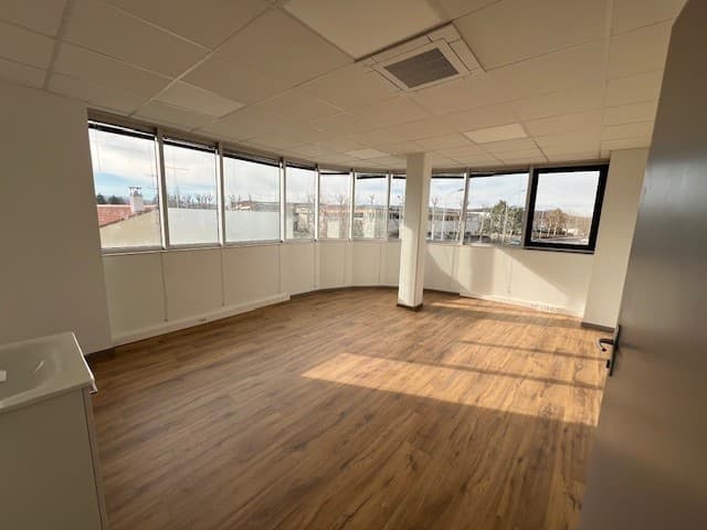 Local commercial · Location — photo 1