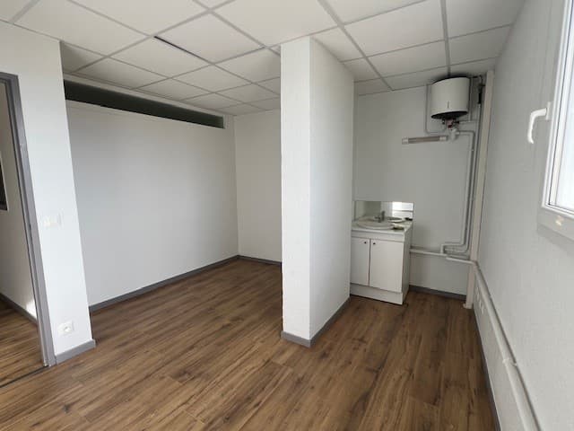 Local commercial · Location — photo 3