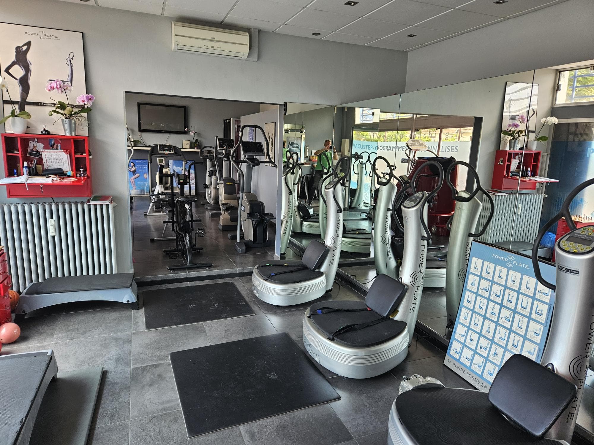 Local commercial 100 m² — TROYES — photo 1