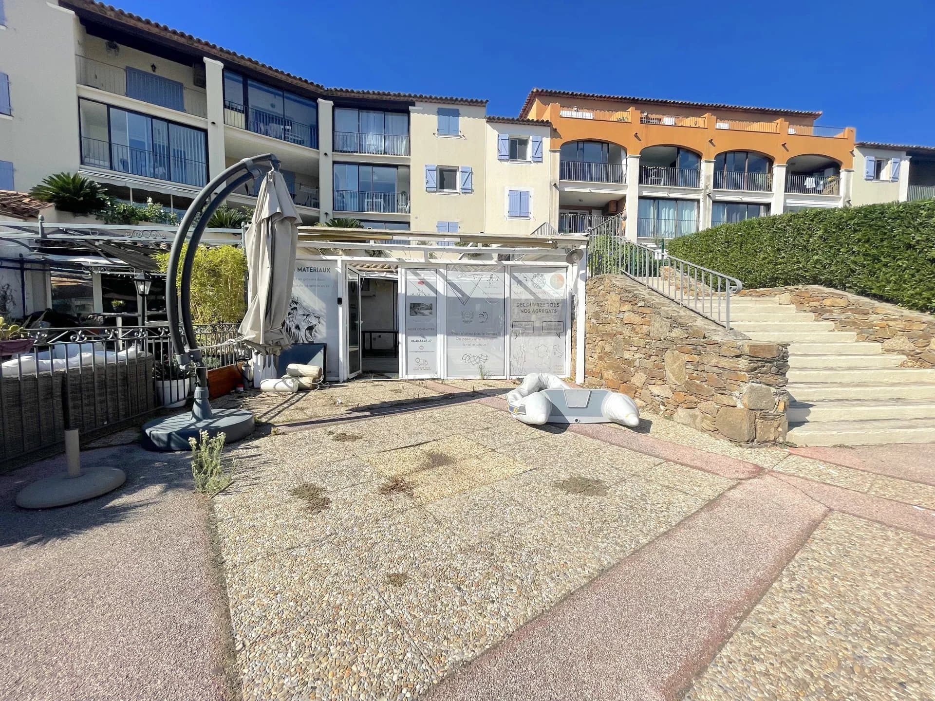 Local commercial 30 m² — COGOLIN — photo 1