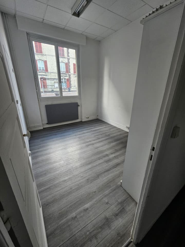 Local commercial 70 m² — TROYES — photo 1