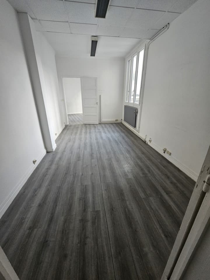 Local commercial 70 m² — TROYES — photo 1