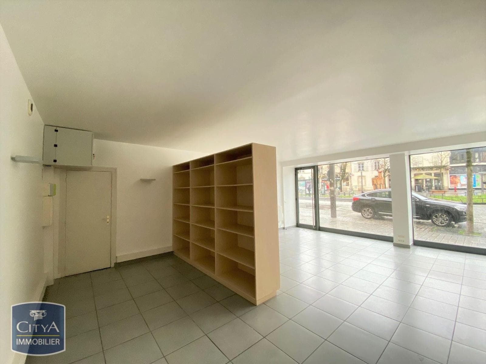 Local commercial · 54 m² · Location — photo 3