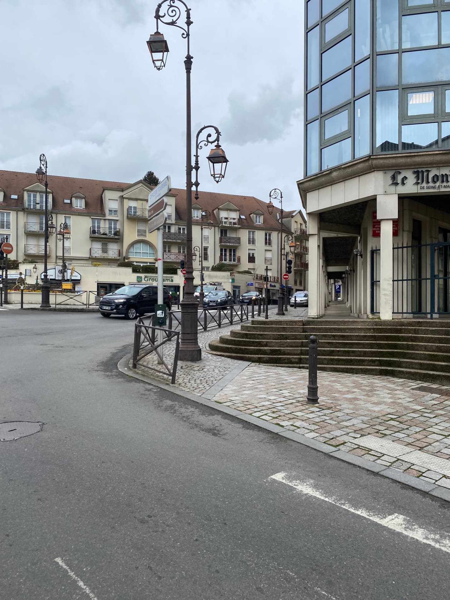 Local commercial 150 m² — MELUN — photo 1
