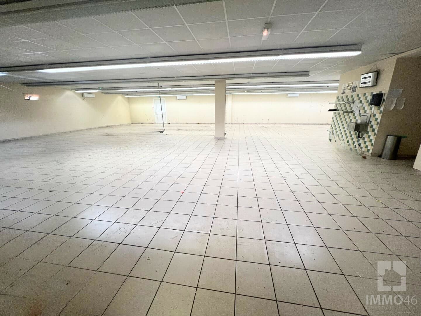 Local commercial 411 m² — CAHORS — photo 1