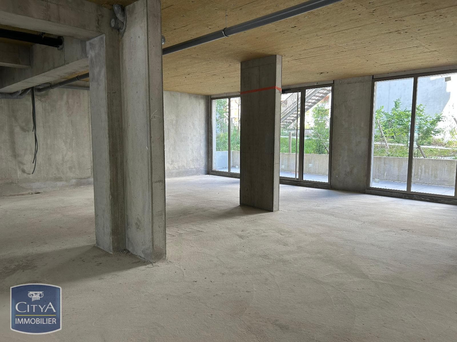 Local commercial · 233 m² · Achat des murs — photo 2