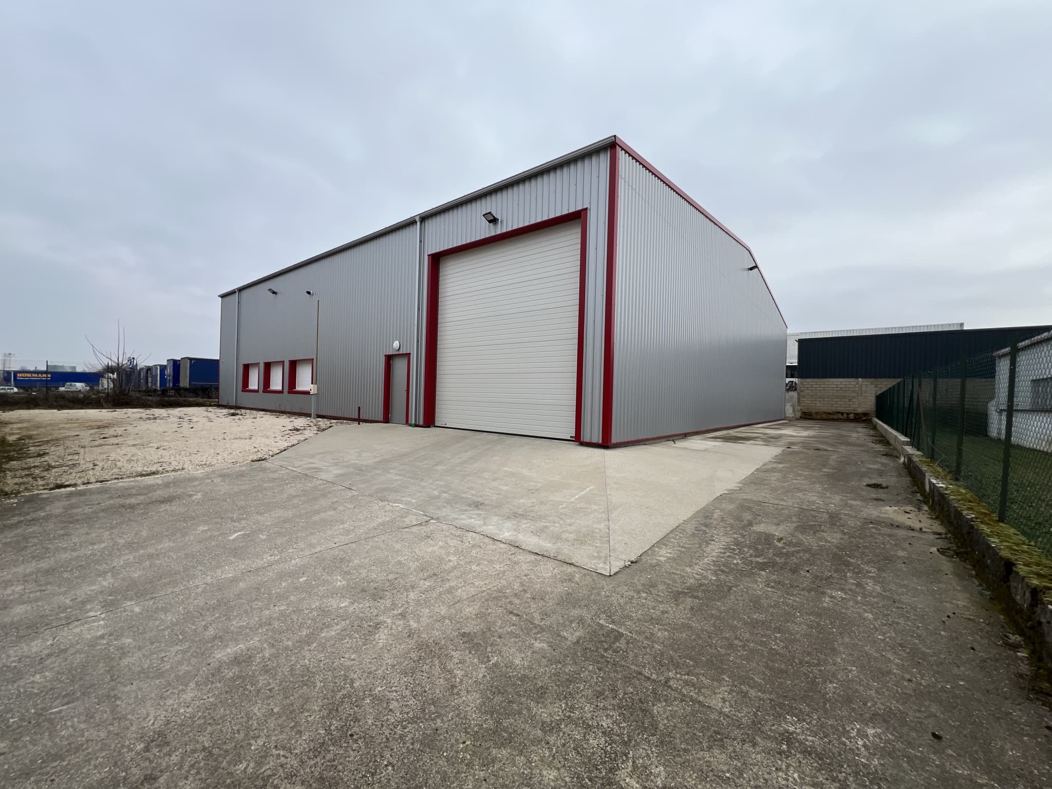 Local commercial 613 m² — SENS — photo 1