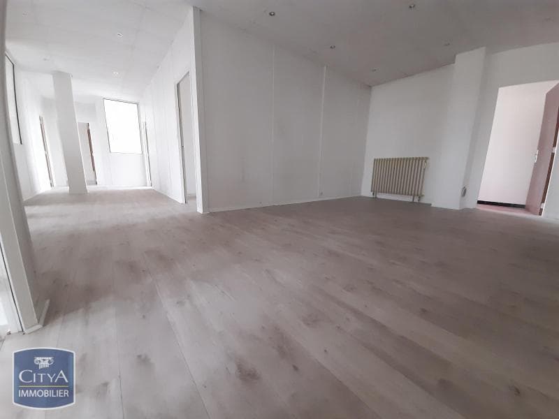 Local commercial · 157 m² · Location — photo 1