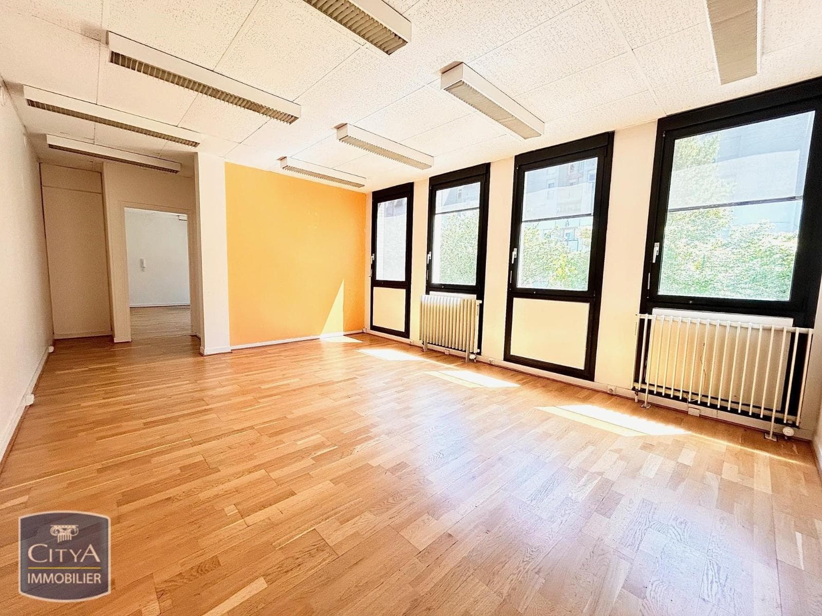 Local commercial · 47 m² · Location — photo 1