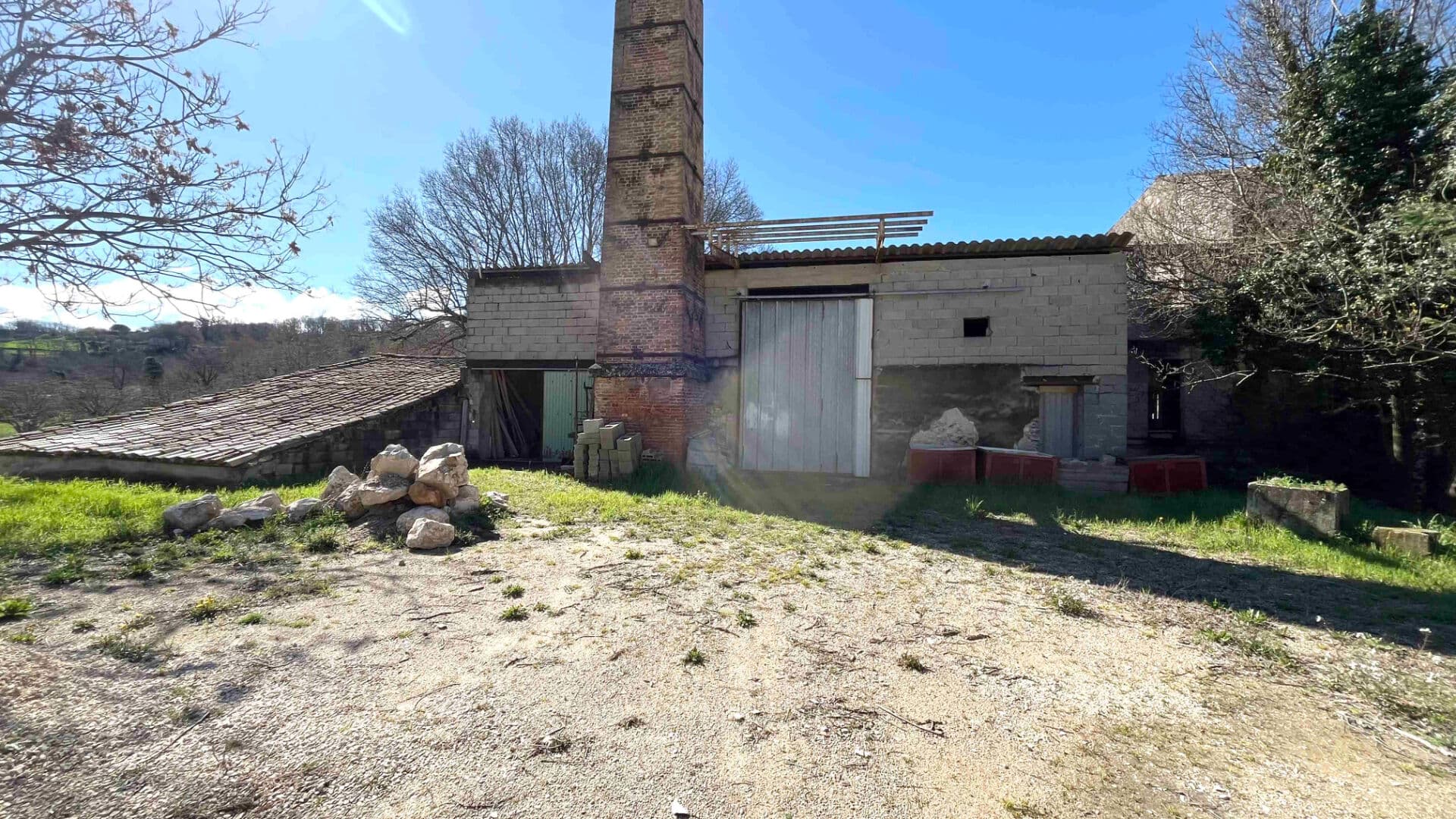 Local commercial · 104 m² · Achat des murs — photo 1