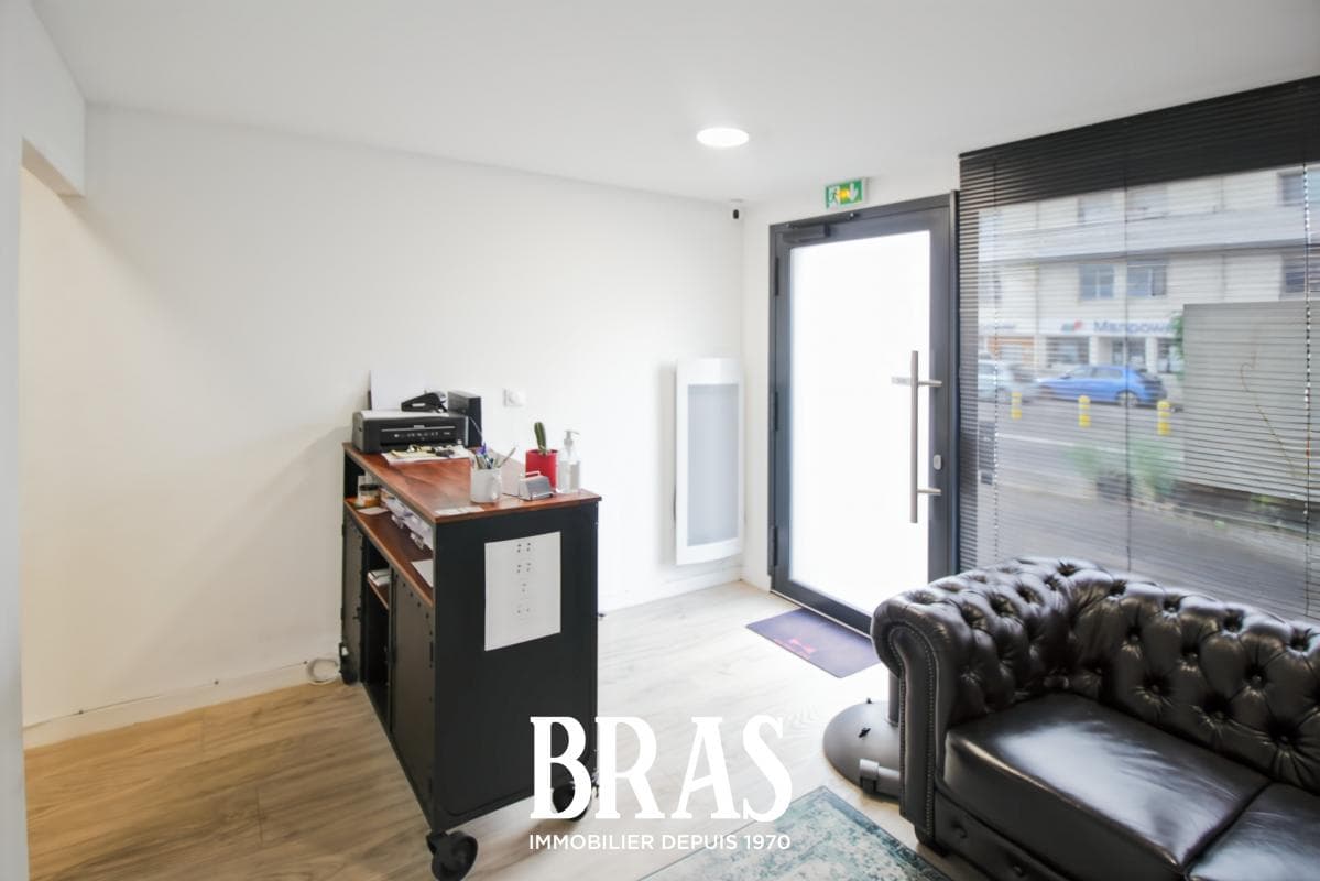 Local commercial · 33 m² · Location — photo 1