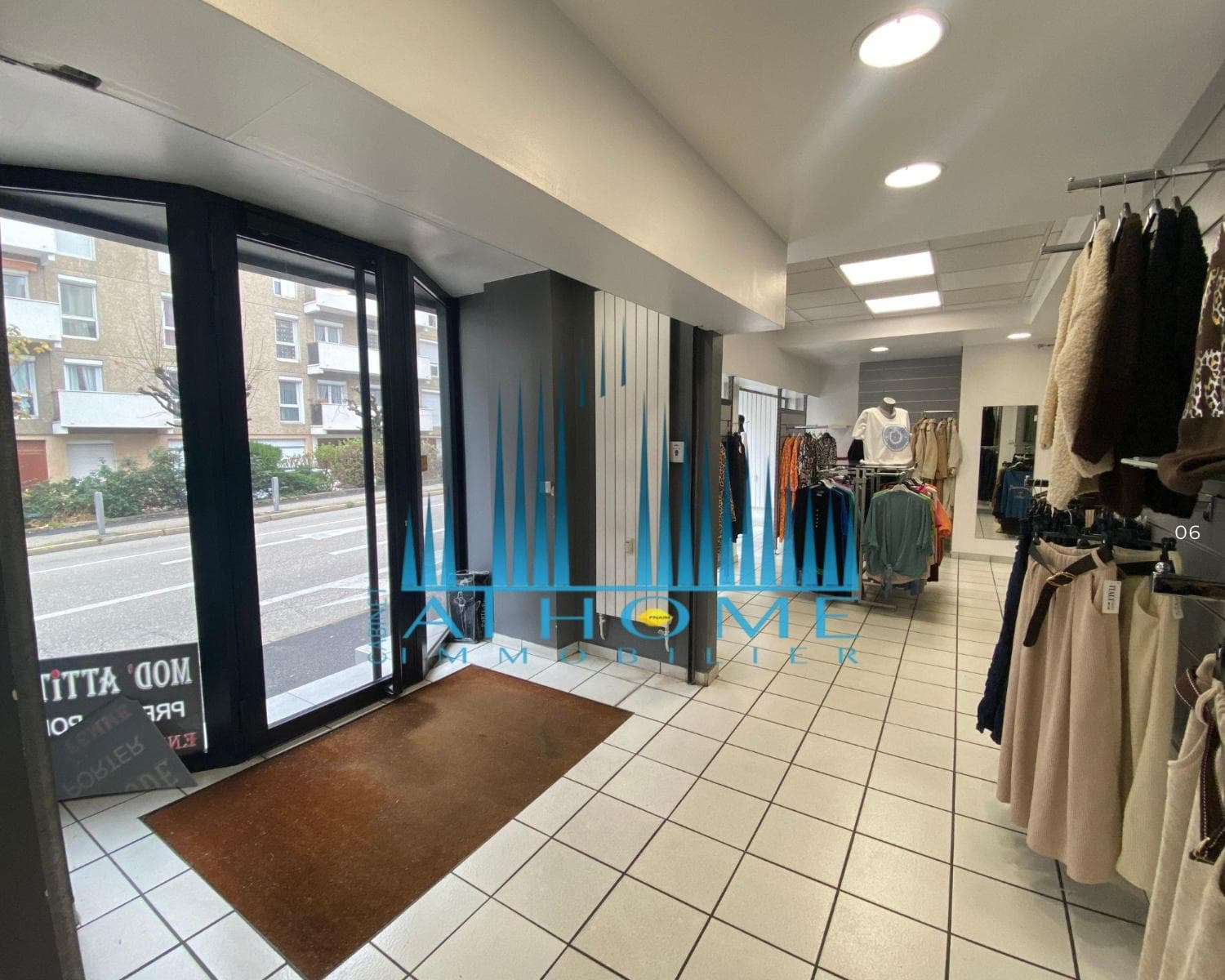 Local commercial 89 m² — LOIRE — photo 1