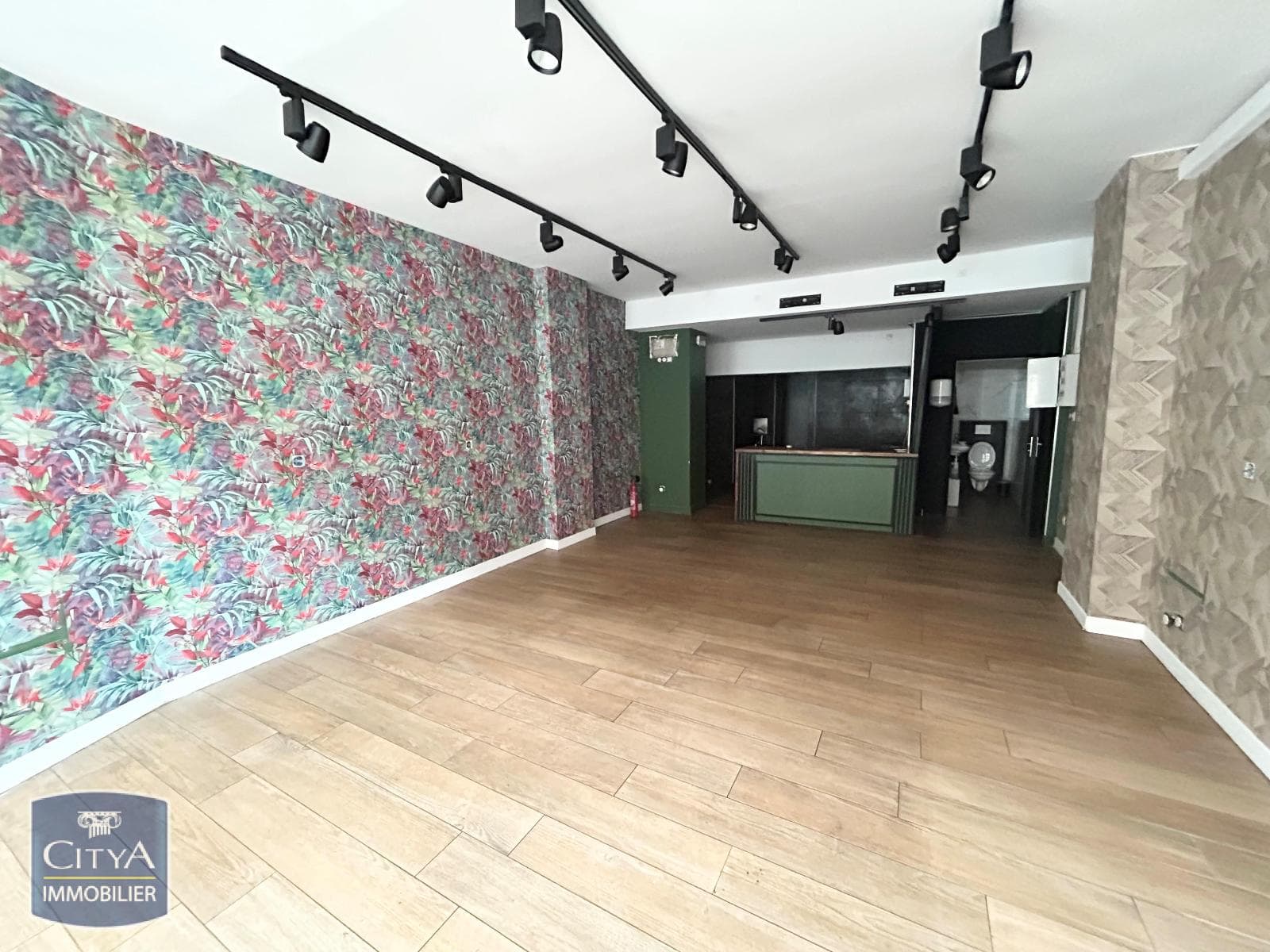 Local commercial · Location — photo 3