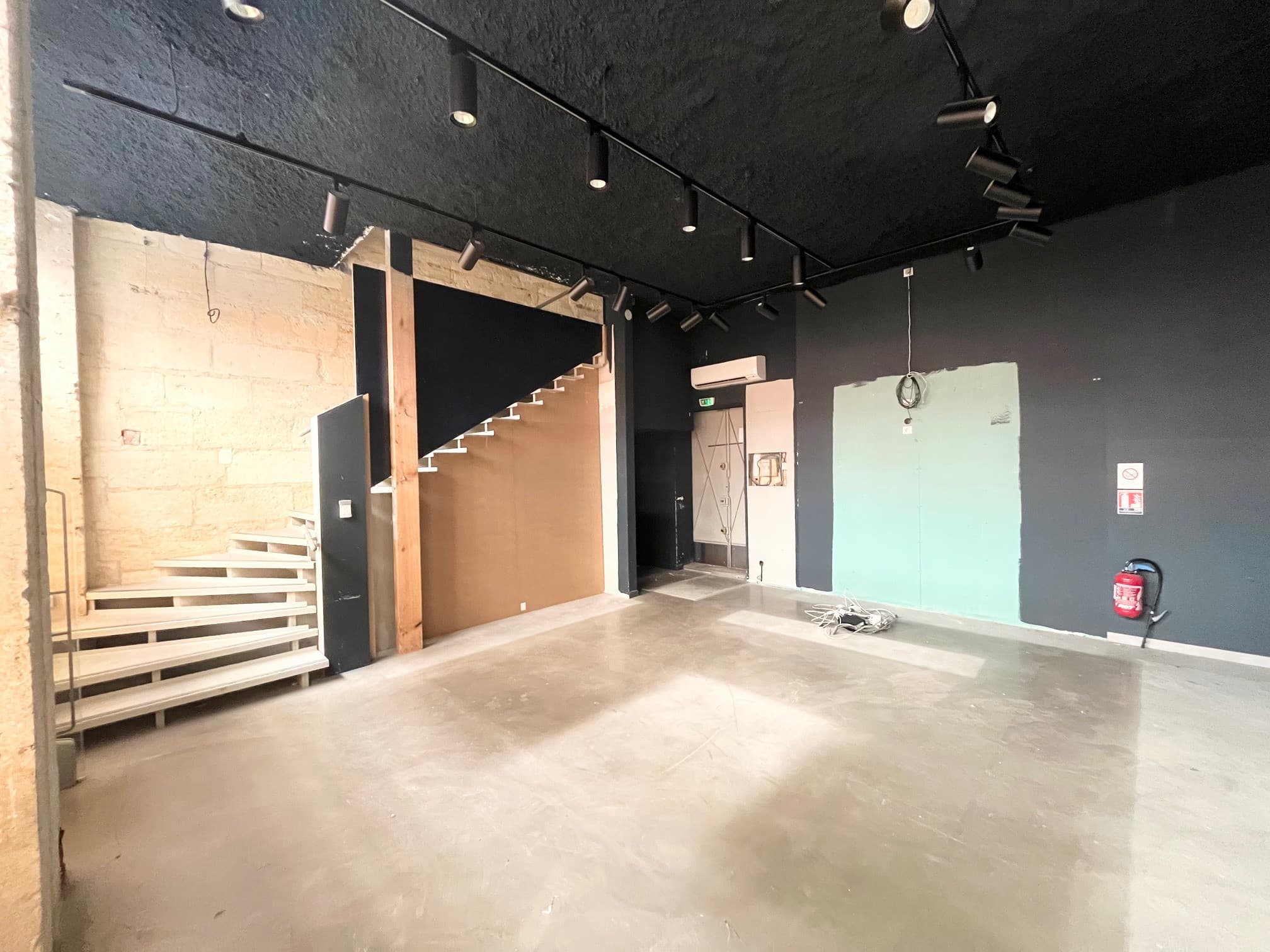 Local commercial · 115 m² · Location — photo 1