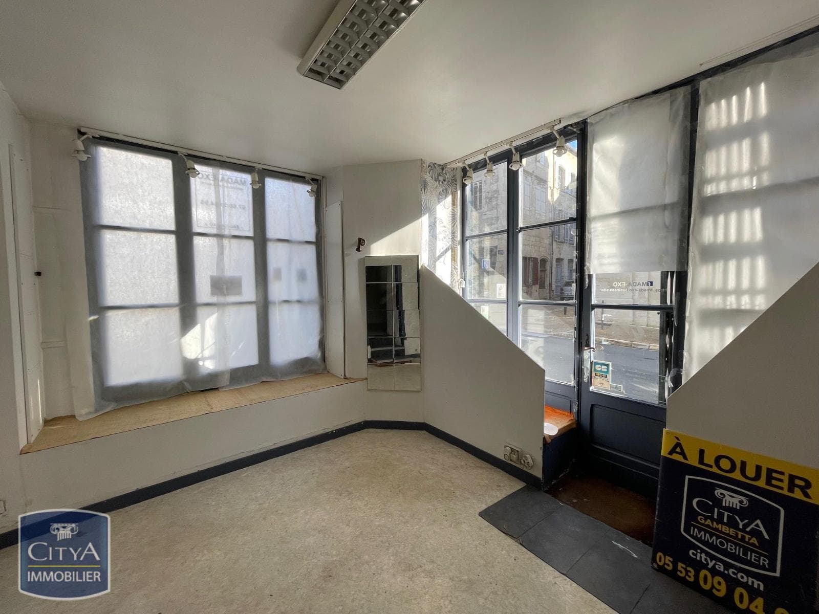 Local commercial — PERIGUEUX — photo 1