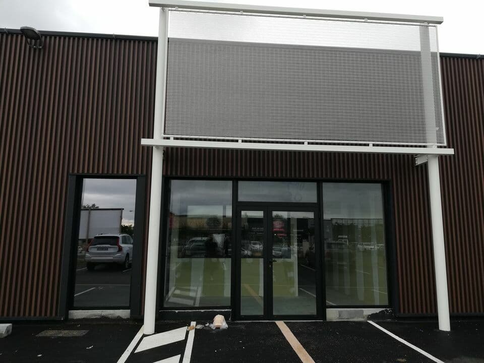 Local commercial · 243 m² · Location — photo 1