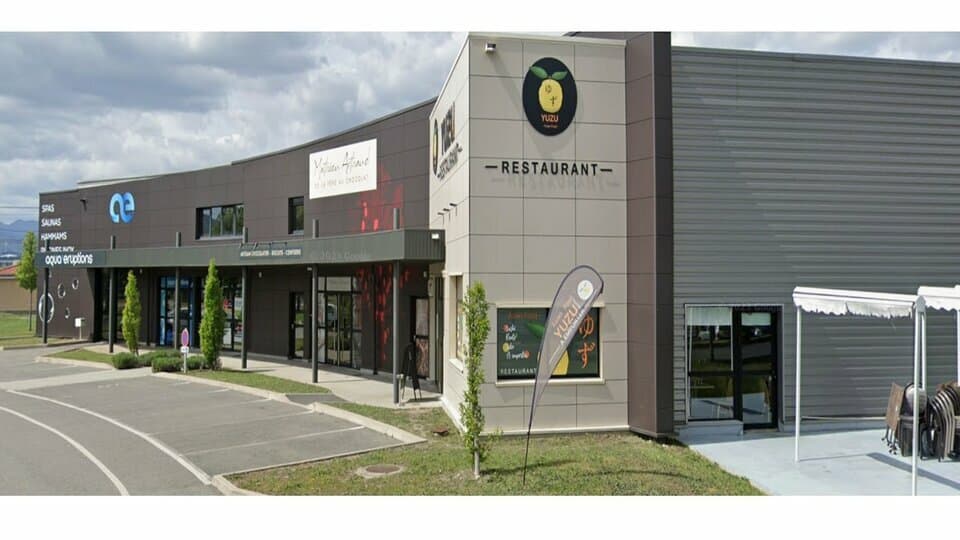 Local commercial · 596 m² · Location — photo 2