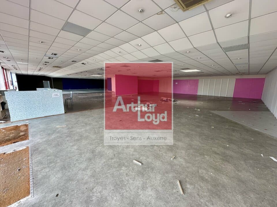 Local commercial 594 m² — TROYES — photo 1