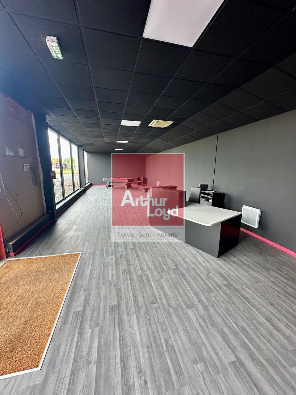 Local commercial 409 m² — TROYES — photo 1