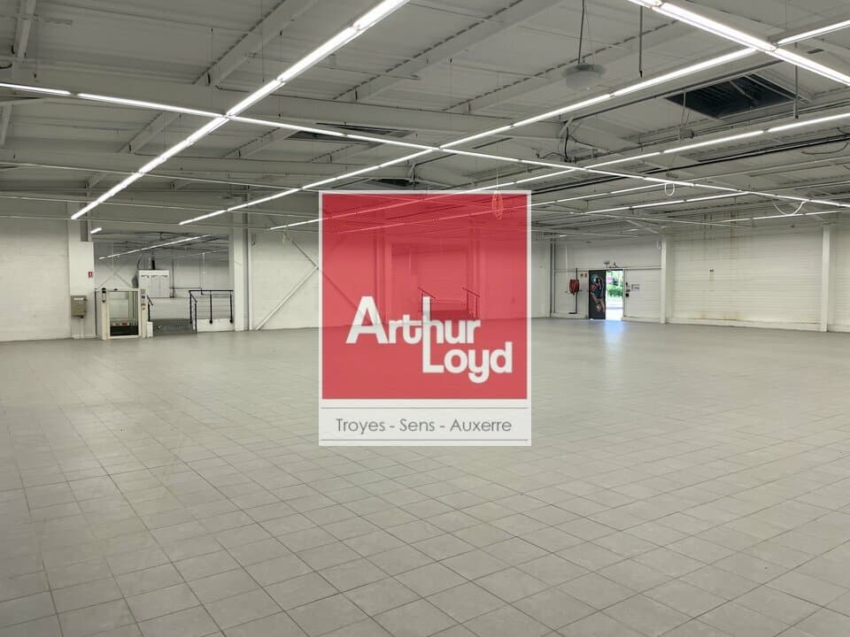 Local commercial 2098 m² — TROYES — photo 1