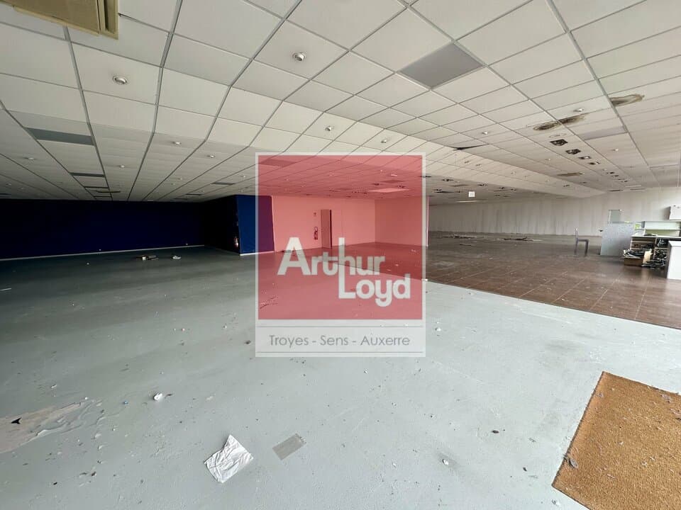 Local commercial · 594 m² · Location — photo 2