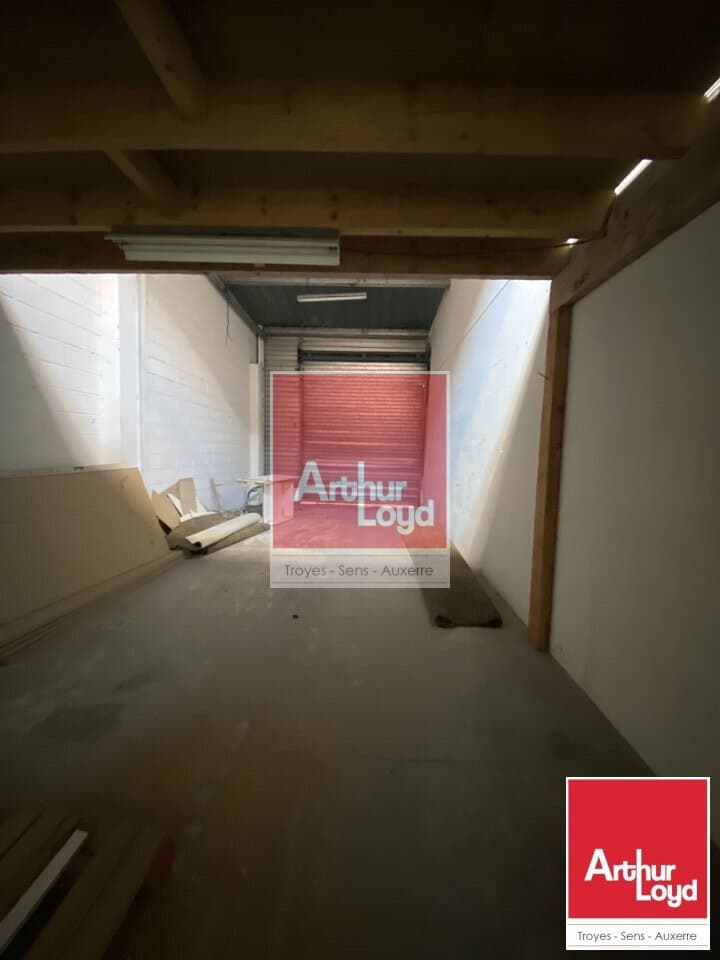 Local commercial · 409 m² · Location — photo 3